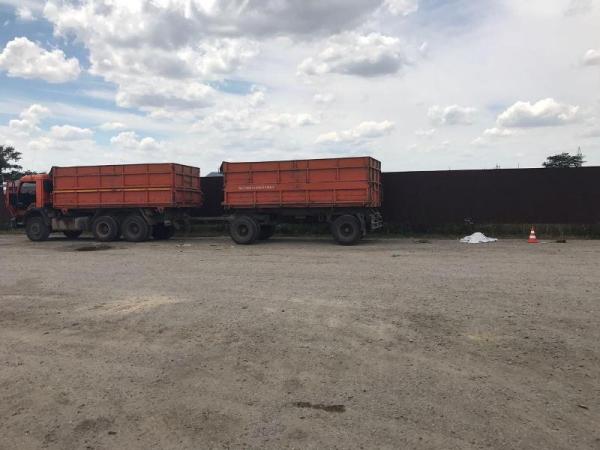 На Ставрополье покатившийся КАМАЗ задавил водителя